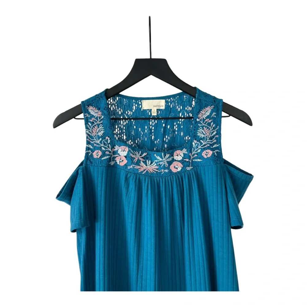NWT Dept 222 PARADISE dream cold shoulder top